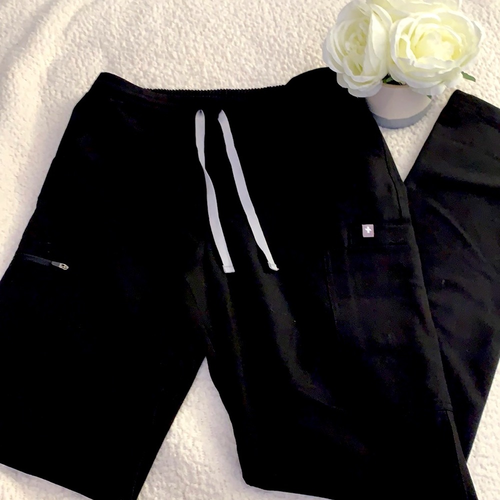 Women’s M Figs- new without tags!!
